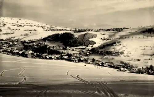 Ak Klingenthal im Vogtland Sachsen, Schneelandschaft, Häuser im Tal, Bergkulisse, 1930er-Jahre