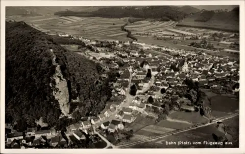 Ak Dahn in der Pfalz, Luftaufnahme von Dahn, Pfalz, in Schwarz-Weiß, ländliche Umgebung, Häuser