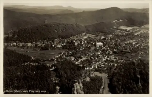 Ak Dahn in der Pfalz, Luftaufnahme von Dahn, Landschaft, Gebäude, Wald
