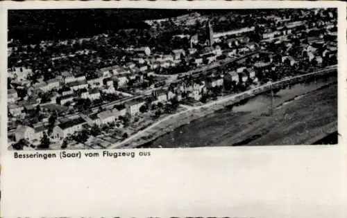 Ak Besseringen Merzig im Saarland, Luftaufnahme von Besseringen, Saar, Häuser, Straße