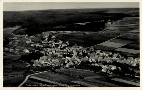 Ak Riedöschingen Blumberg am Schwarzwald, Luftkurort Riedöschingen vom Flugzeug aus, Südl. Schwar