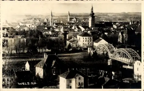 Ak Wels in Oberösterreich, Gesamtansicht, Eisenbahnbrücke