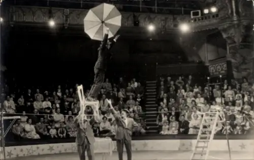 Foto Ak Zirkusvorstellung, Clowns, Zuschauer