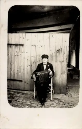 Foto Ak Mann mit Akkordeon, Porträt