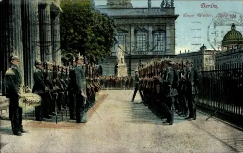 Ak Berlin Mitte, Alexanderplatz, Militärparade, Neue Wache, Soldaten, Ablösung