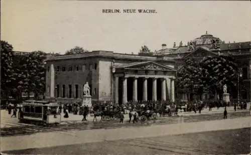 Ak Berlin Mitte, Alexanderplatz,  Neue Wache, Straßenbahn, Menschenmenge