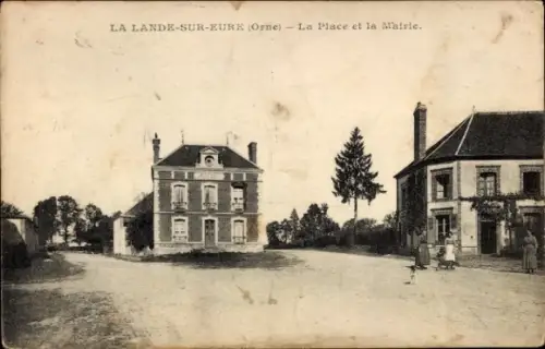 Ak La Lande sur Eure Orne, Platz, Rathaus