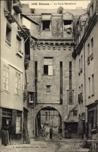 Ak Rennes Ille et Vilaine, La Porte Mordelaise,  Architektur, schmale Gasse, Steinbauten