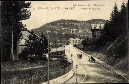 Ak Morez de Jura, Bahnhofstraße, Aussicht auf Hügel,  Architektur, Kutschen