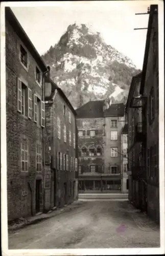 Ak Mouchard Jura, Vordere Sicht auf eine Straße,  Gebäude, Berg im Hintergrund