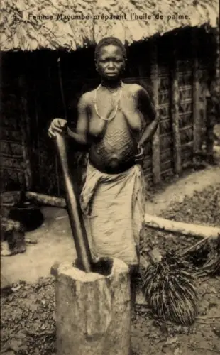 Ak Afrika, Femme Mayumbe préparant huile de palme, Afrilkanerin stellt Palmöl her, Barbusig