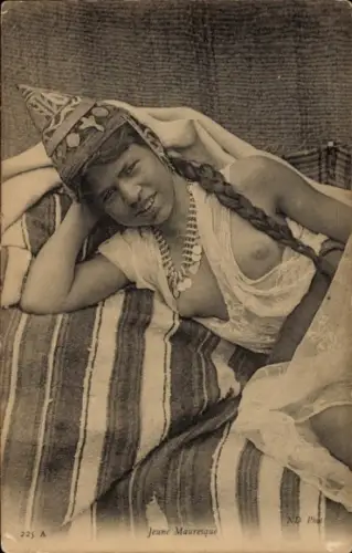 Ak Jeune Mauresque, liegende junge Frau mit entblößtem Busen, Maghreb, Neurdein Frères N.D.