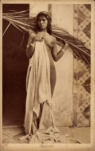 Ak Bedouine, Nackte Araberin mit Palmzweig, Maghreb, Busen