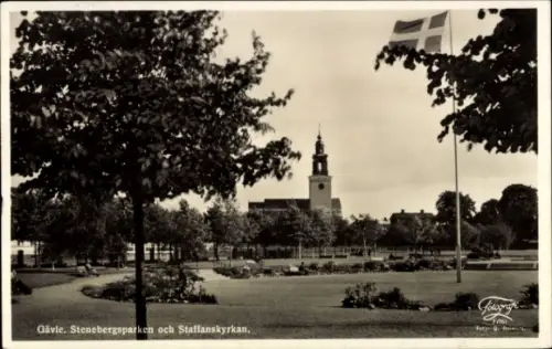 Ak Gävle Schweden,  Stenebergsparken, Staffanskyrkan, Parklandschaft, Flagge