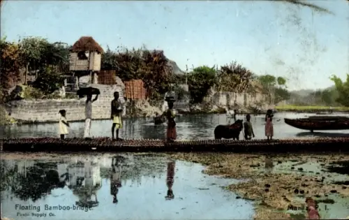Ak Manila Philippinen, Bambusbrücke, Menschen mit Lasten, Wasser, Boote, Manila