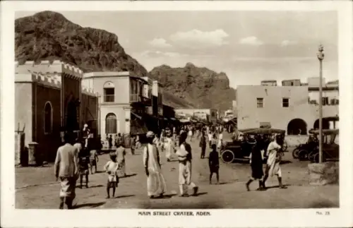 Ak Aden Jemen, Hauptstraße, Menschen, Autos, Berge im Hintergrund