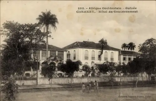 Ak Conakry Guinea, Hôtel du Gouvernement,  Afrika, Palmen, 