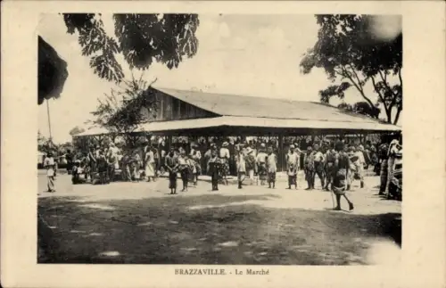 Ak Brazzaville Französisch Kongo, Markt in  Menschenmenge, Verkaufsstände