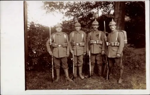 Foto Ak Deutsche Soldaten in Uniformen, Pickelhaube, Kaiserzeit