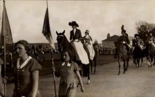 Foto Ak Potsdam, Festzug, Reiterinnen, Fahnenträgerin, Fahne Wilmersdorf