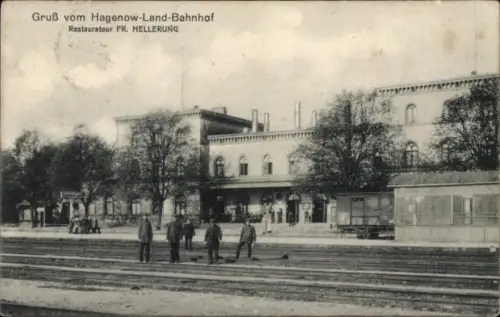 Ak Hagenow in Mecklenburg, Hagenow Land Bahnhof, Gleisseite, Bahnhofsrestaurant
