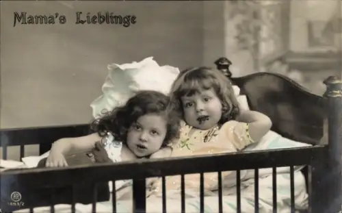 Ak Mamas Lieblinge, Kinder im Bett