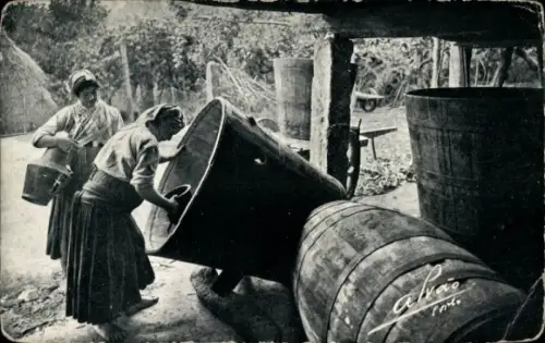 Ak Portugal, zwei Frauen in Tracht, Fässer