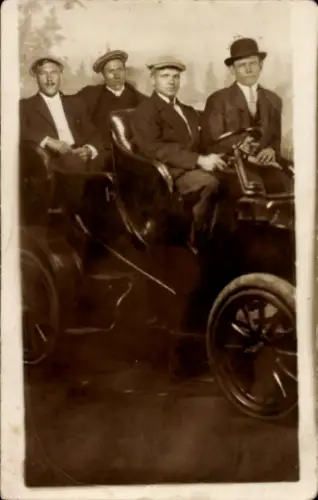 Foto Ak Vier Männer im Automobil, Auto