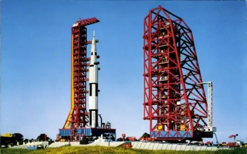 Ak Cape Canaveral Florida USA, Kennedy Space Center, Cape Canaveral mit einer Saturn V Rakete ...
