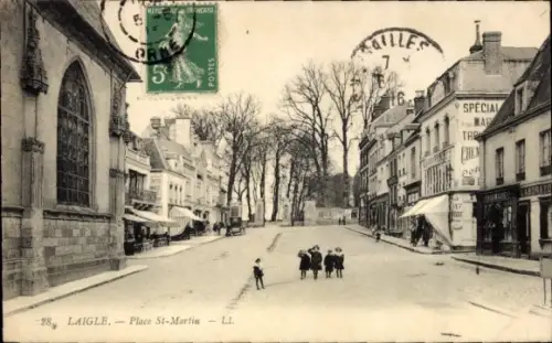 Ak L'Aigle Laigle Orne, Stadtansicht, Place St-Martin, Menschen auf der Straße, Bäume, alte Archi