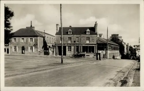 Ak Valognes Manche, GARE A BURNOU, Gebäude, Straße, Oldtimer-Auto