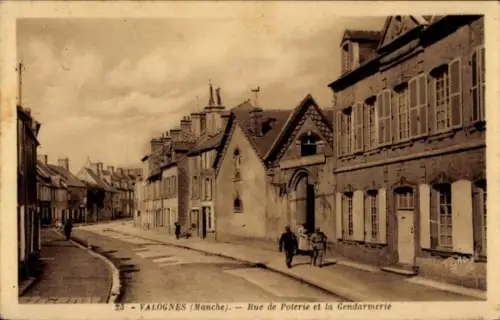 Ak Valognes Manche, Historische Straße, Gebäude mit Fenstern, Gendarmerie