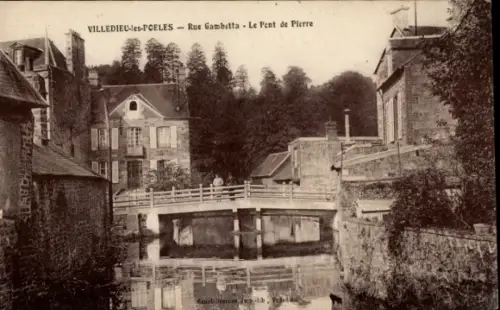 Ak Villedieu les Poêles Manche, Rue Gambetta, Le Pont de Pierre