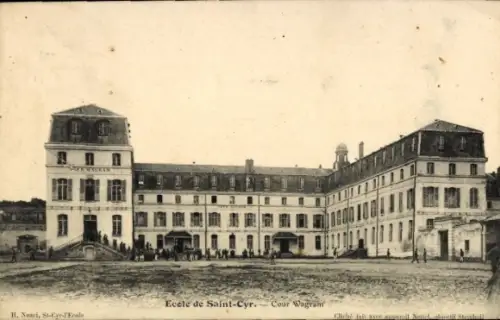 Ak Saint Cyr l'Ecole Yvelines, Ecole de Saint-Cyr, Cour Wagram
