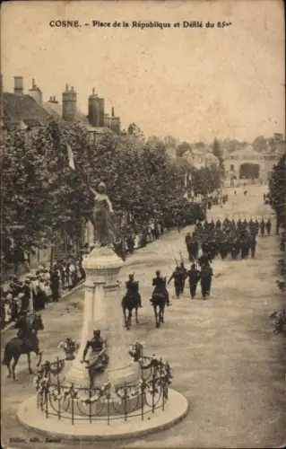 CPA Cosne-Nièvre, Place de la République et Défilé du 85er