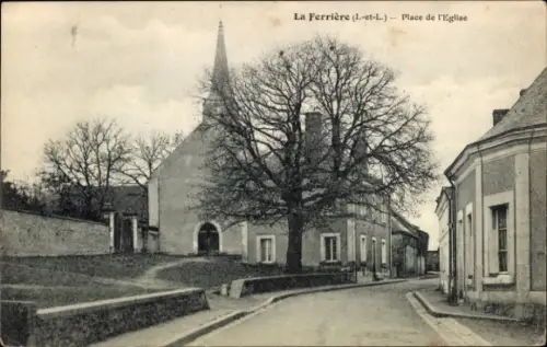 Ak La Ferriere Maine et Loire, Platz vor der Kirche, ruhige Straße, große Bäume, ländliche Archit