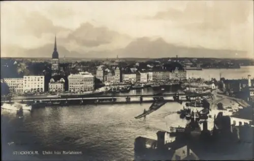 Ak Stockholm Schweden, Stadtansicht von  Brücke, Wasser, Häuser, Kirchturm