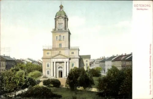 Ak Göteborg Schweden, Domkyrkan in  hohe Turm, umliegende Gebäude, grüne Bäume
