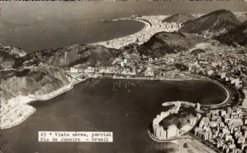 Ak Rio de Janeiro Brasilien, Luftaufnahme von  Küstenlinie, Berge, Stadtansicht
