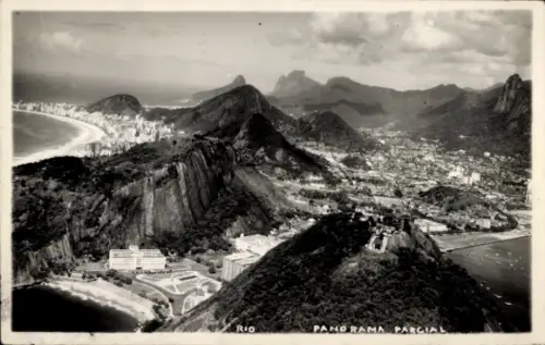 Ak Rio de Janeiro Brasilien, Luftaufnahme von Rio, Berge, Küste, Panorama, Schwarz-Weiß