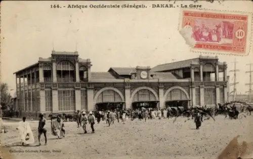Ak Dakar Senegal, Bahnhof, Menschenmenge, afrikanische Landschaft, 