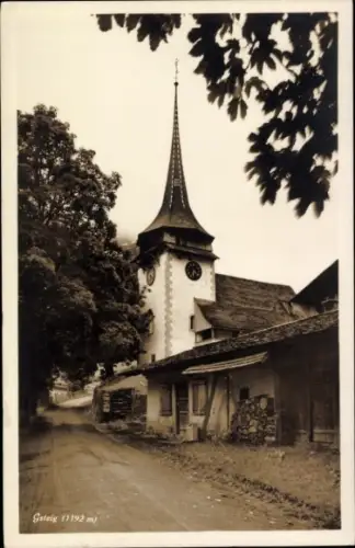 Ak Gsteig bei Gstaad Kanton Bern, Gsteig (1192 m), Kirche mit Uhrturm, Straße, Bäume