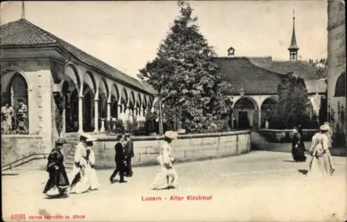 Ak Lucerne Luzern Stadt Schweiz, Alter Kirchhof, Menschen in r Kleidung, Bäume, Kirche