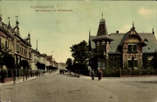 Ak Schkeuditz in Sachsen,  Bahnhofstraße mit Wilhelmsplatz, zwei Personen auf der Straße