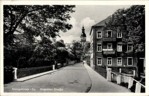 Ak Königsbrück in der Oberlausitz, Straße, Gebäude, Baum, Turm, 