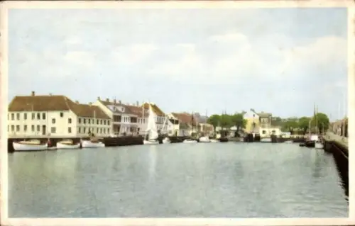 Ak Esbjerg Dänemark, Hafenansicht, Boote, Häuser am Wasser, ruhige Szene, blaues Himmel