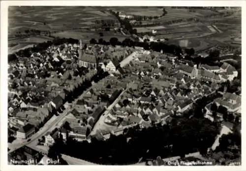 Ak Neumarkt in der Oberpfalz, Luftaufnahme von Neumarkt, viele Dächer, Landschaft, Schwarz-Weiß