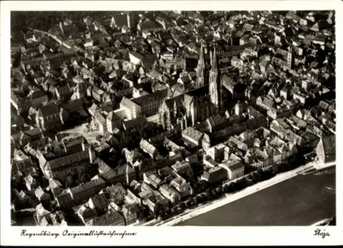 Ak Regensburg an der Donau Oberpfalz, Luftaufnahme von  Stadtansicht, Kirche, Fluss