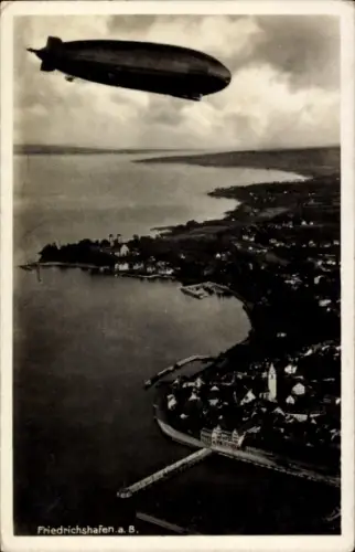 Ak Friedrichshafen am Bodensee, Zeppelin über der Stadt