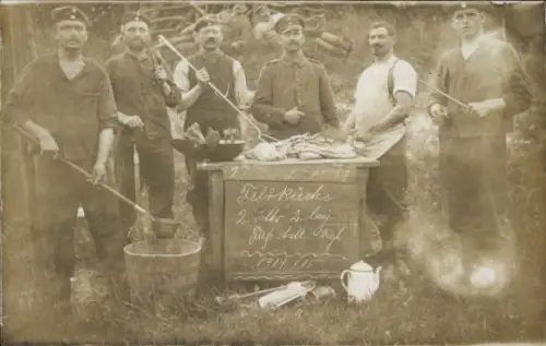 Foto Ak Deutsche Soldaten in Uniform, Feldküche 2. Batr. 2. bayr. Fuß-Artl. Regt., 1914/15
